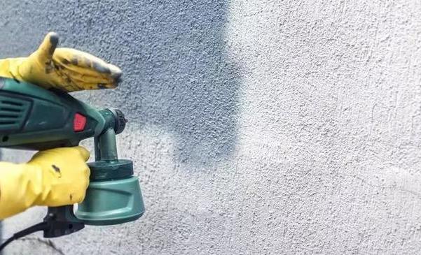 Malowanie natryskowe ścian - na czym polega, jak wygląda, krok po kroku