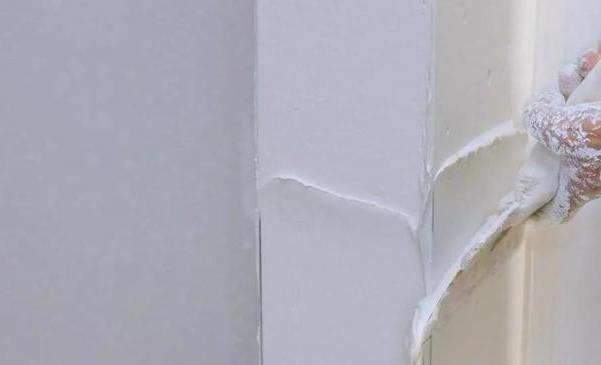 Ile schną tynki - porównanie różnych rodzajów tynków