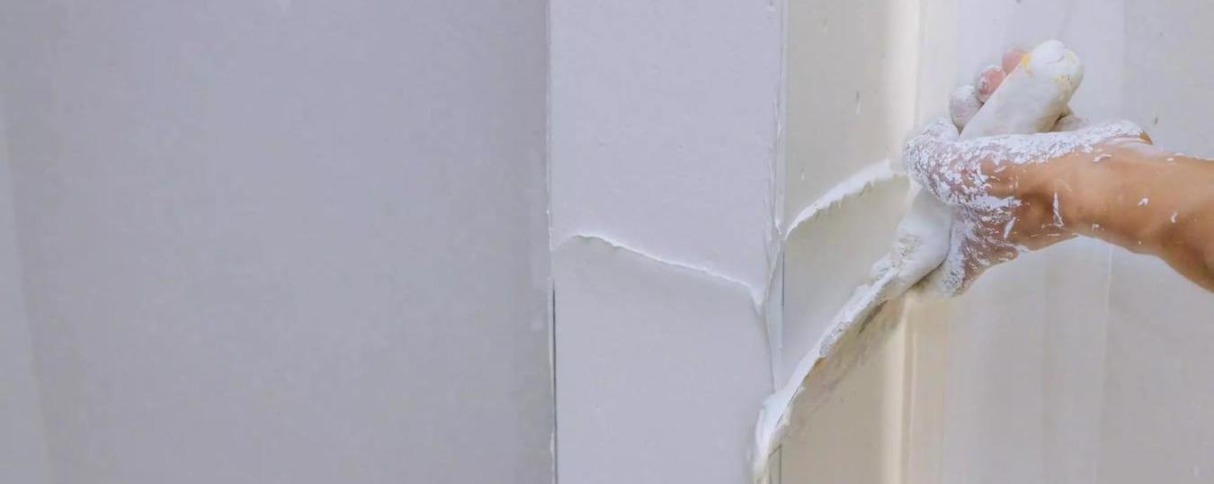 Ile schną tynki - porównanie różnych rodzajów tynków